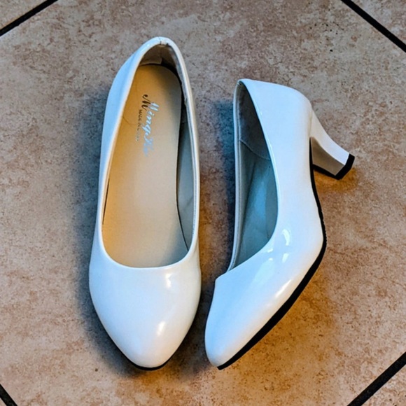 Chic White Heels by Nine West - Picture 1 of 3